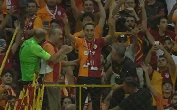 ziyech-tifosi-galatasaray-screen.jpg